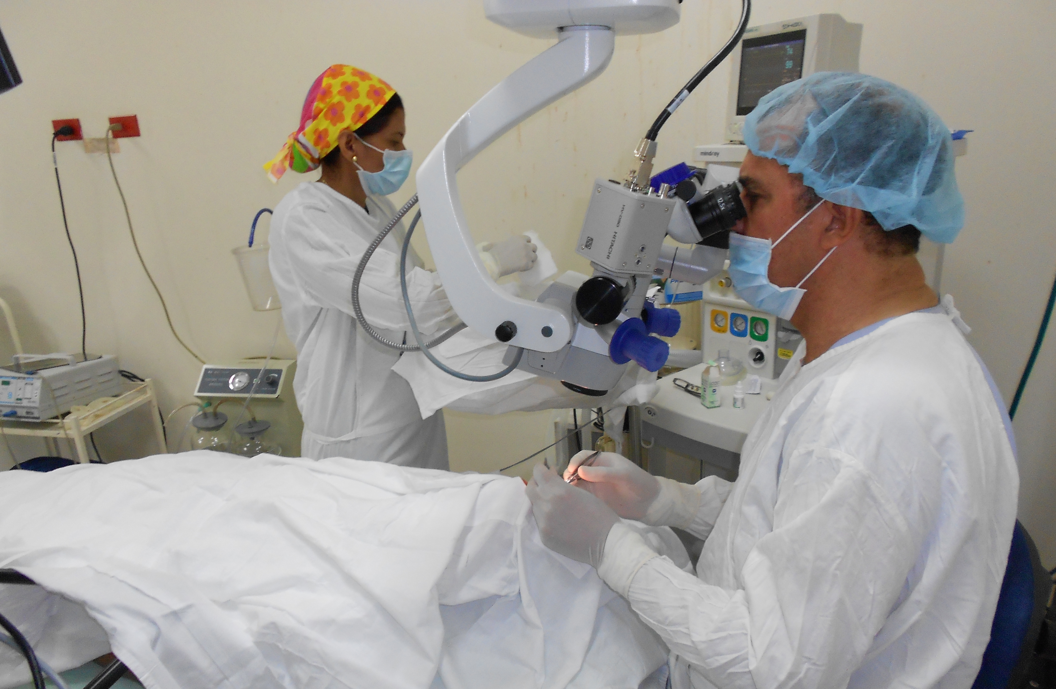 Colombia Eye Surgery Microscope1 cropped